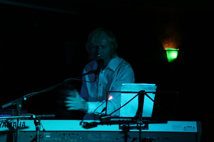 2008-11-28 M3_live at replugged 063.jpg